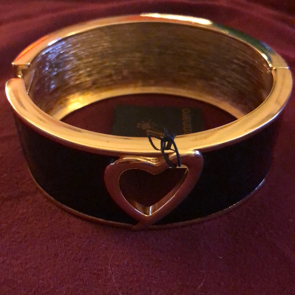 Bracelet with black enamel and heart